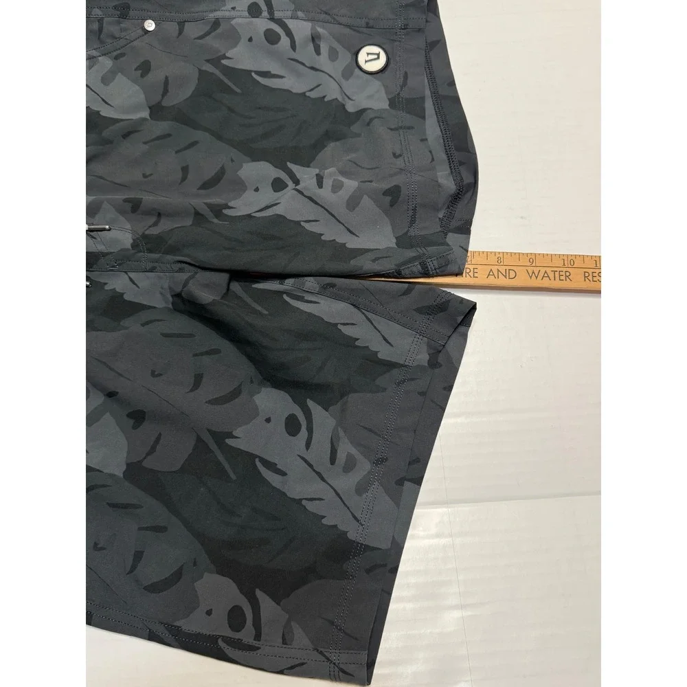 Vuori Kore Shorts Mens Large Charcoal Black Tropical Leaf Print Lined Athletic